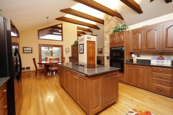 Large Island with Glass-top Range Stove