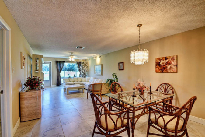 Large living / dining area ... perfect for entertaining in ...