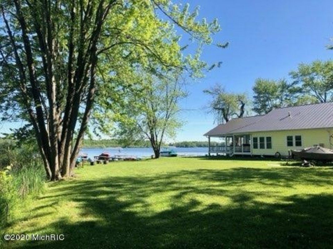 65551 Park Ave, Bangor, MI Cottage FOR SALE 299,900
