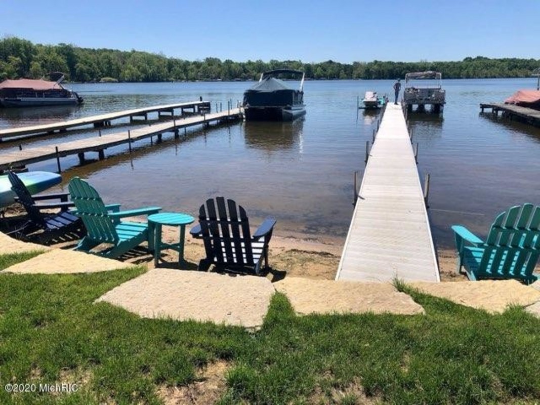 65551 Park Ave, Bangor, MI Cottage FOR SALE 299,900