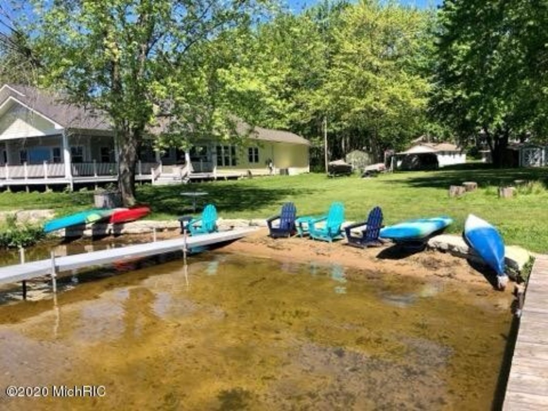 65551 Park Ave, Bangor, MI Cottage FOR SALE 299,900